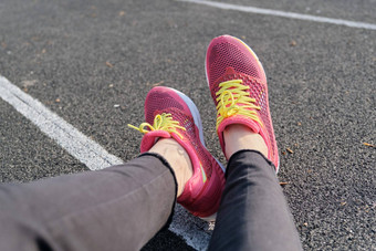 体育场跟踪背景跑步机女腿运动鞋健康的生活方式运行春天季节体育运动户外