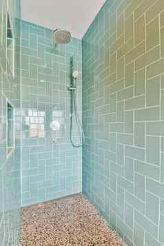 蓝色的地铁瓷砖淋浴淋浴头