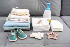 集尿布孩子们的东西婴儿沙发上新生儿婴儿概念