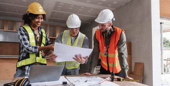 民事工程师团队会议工作穿工人头盔需要戴安全帽的建设网站现代城市工头行业项目经理工程师团队合作亚洲行业专业团队