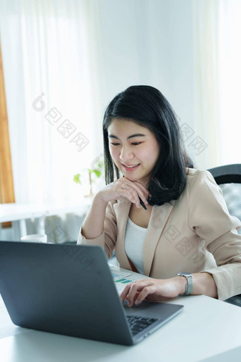 肖像深思熟虑的亚洲女商人金融<strong>语句</strong>使市场营销计划电脑桌子上