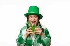 惊讶女人绿色狂欢节衣服持有杯子美味的绿色啤酒圣帕特里克一天爱尔兰文化传统