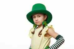 爱尔兰可爱的婴儿女孩穿着小妖精绿色狂欢节他孤立的白色背景圣帕特里克的一天概念