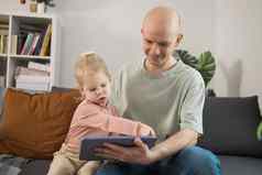 人耳蜗植入物系统孩子研究听到父亲学习视频平板电脑安装耳蜗植入物孩子女孩耳朵恢复听力