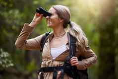 双筒望远镜森林徒步旅行女人旅行旅程丛林冒险自然探索背包齿轮快乐徒步旅行者露营者人徒步旅行森林搜索观鸟户外