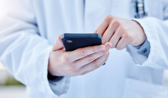 特写镜头手医生智能手机在线阅读连接打字变焦医疗专业手机社会媒体研究搜索互联网信息医疗保健