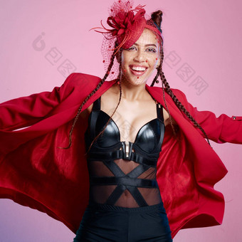 朋克岩石肖像女人微笑有创意的设计师时尚皮革服装孤立的粉<strong>红色</strong>的背景<strong>基因</strong>拉丁美洲人模型美很酷的摇滚歌手时髦的风格工作室