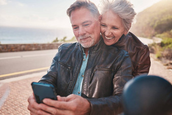 自拍骑摩托车的人夫妇路旅行微笑笑爱浪漫假期在户外旅行退休高级男人。女人旅行摩托车图片快乐内存