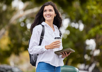 学生女人平板电脑公园咖啡打破走校园大学大学碳足迹年轻的快乐人喝远程机会户外自然教育