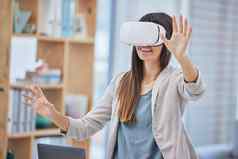 虚拟现实业务女人办公室探索元宇宙数字技术快乐女员工未来主义的耳机游戏网络浏览幻想模拟