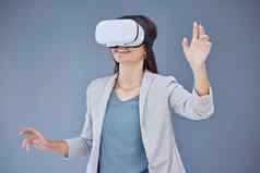虚拟现实业务女人工作室探索元宇宙数字技术快乐女员工未来主义的耳机游戏网络浏览幻想模拟