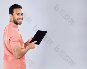 亚洲男人。肖像平板电脑屏幕孤立的背景金融应用程序模型fintech模拟贷款产品放置微笑快乐自由交易员技术股票市场交易