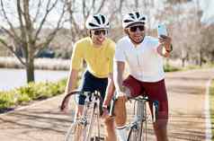 骑自行车体育自拍朋友公园健身社会媒体团队合作培训健康微笑快乐肖像但自行车在户外图片锻炼冒险