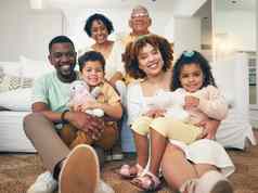 快乐跨种族肖像大家庭成键微笑玩访问微笑质量时间父母爷爷奶奶孩子们坐着生活房间幸福首页