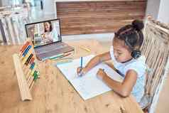 数学移动PC屏幕学习孩子听老师耳机写作数字发展增长首页知识黑色的女孩学生在线教育网络学习老师教学