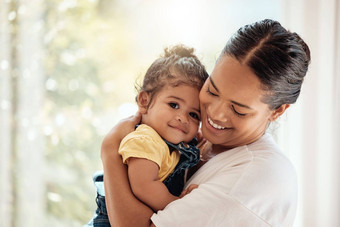 家庭爱护理拥抱爱支持妈妈。婴儿首页质量时间成键幸福女人携带孩子安全安全家庭首页