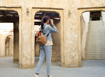 年轻的女人旅行者背包回来走照片狭窄的街道<strong>迪拜</strong>德伊勒溪旅行观光概念