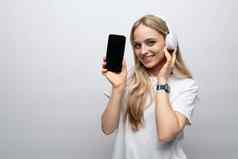 女人无线耳机垂直定位空白屏幕电话模型孤立的白色背景