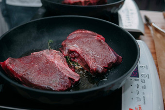 生牛肉肉烹饪牛排生牛肉切片烹饪肉烹饪牛排烹饪类