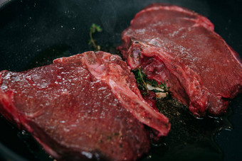 生牛肉肉烹饪牛排生牛肉切片烹饪肉烹饪牛排烹饪类