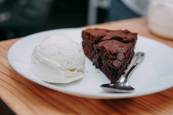 巧克力巧克力蛋糕独家新闻冰奶油白色板关闭