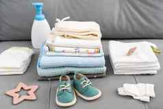 集尿布孩子们的东西婴儿沙发上新生儿婴儿概念