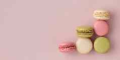 色彩斑斓的蛋白杏仁饼粉红色的背景增加利润糖果生产