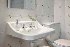 浴室白色平铺的厕所。。。碗水槽水龙头镜子公寓概念清洁简单的浴室新鲜的改造