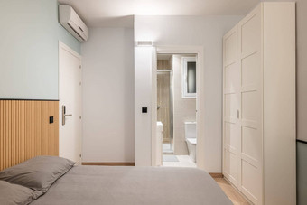 双床上灰色的亚麻内置的衣柜空气调节俯瞰紧凑的淋浴房间概念小多功能公寓酒店房间