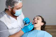 牙医钻井牙女病人牙科椅子