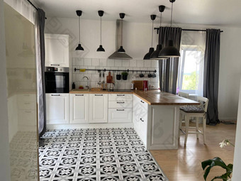 斯堪的那维亚风格厨房国家房子租金现代住房出售公寓现代改造白色家具餐具货架上陶器植物锅冰箱简单的最小的餐厅房间