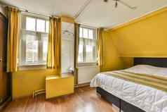 卧室黄色的墙床上窗户