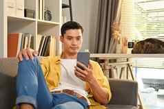 满意亚洲男人。聊天在线阅读消息移动电话放松生活房间