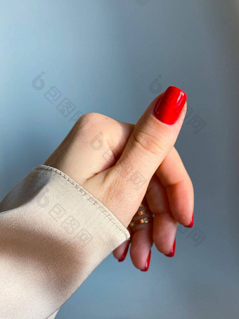 美丽的指甲修指甲照片红色的颜色前指甲波兰的女手环特写镜头照片美学修指甲设计广场指甲形状奢侈品风格有创意的美照片女人手