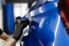 过程应用陶瓷保护外套身体车海绵详细说明汽车服务车服务工人应用陶瓷涂层保护车身体划痕
