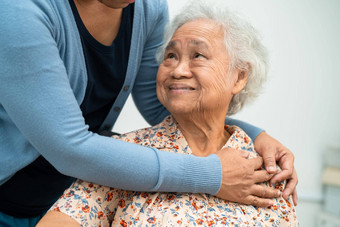 <strong>照</strong>顾者亚洲上了年纪的女人病人爱护理鼓励同理心护理医院健康的强大的医疗概念