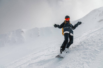 滑雪你刹车自由滑雪坡活跃的男人。滑雪游乐设施坡滑雪度假胜地