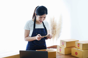 开始小业务企业家独立的亚洲女人微笑聪明的电话移动快乐的成功在线市场营销包盒子项目锻造交付概念