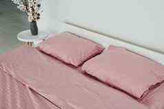 粉红色的彩色的床上室内设计美丽的现代卧室白天