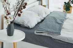 灰色床上室内设计美丽的现代卧室白天