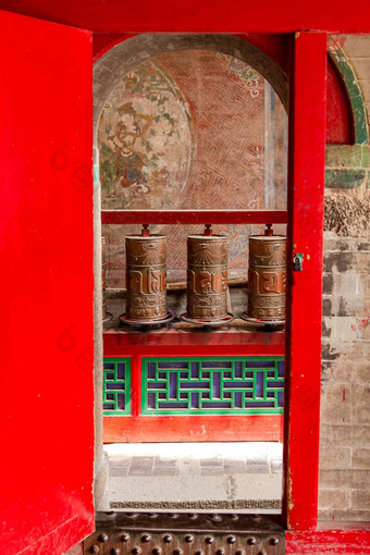 <strong>红色</strong>的通过祈祷轮子塔尔寺修道院藏文<strong>文化</strong>纪念碑西宁中国