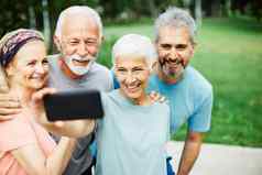 户外高级健身女人男人。生活方式活跃的体育运动锻炼健康的适合退休
