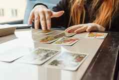 塔罗牌卡片塔罗牌卡占卜深奥的背景女人使布局卡片表格占卜预测塔罗牌卡片
