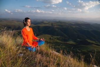 有吸引力的女人瑜伽健康的生活方式女人瑜伽山女孩瑜伽日出女人二分法自然冥想山