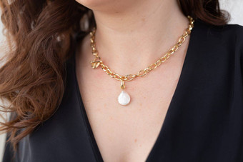 关闭有吸引力的女模型<strong>黄金项链</strong>珍珠期间女人穿珠宝珠宝照片商务在线出售社会媒体