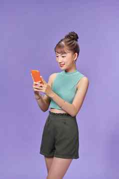 微笑年轻的女人女孩智能手机无线连接孤立的紫色的