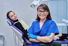 肖像女牙医女孩病人坐着牙科椅子