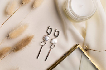 优雅的珠宝集银珍珠耳环宝石珠宝集极简主义风格手工制作的珠宝概念