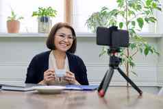 中间岁的业务女人辅导员导师视频会议智能手机