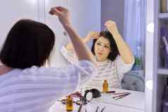 成熟的女人治疗有爱心的头发化妆品医疗产品